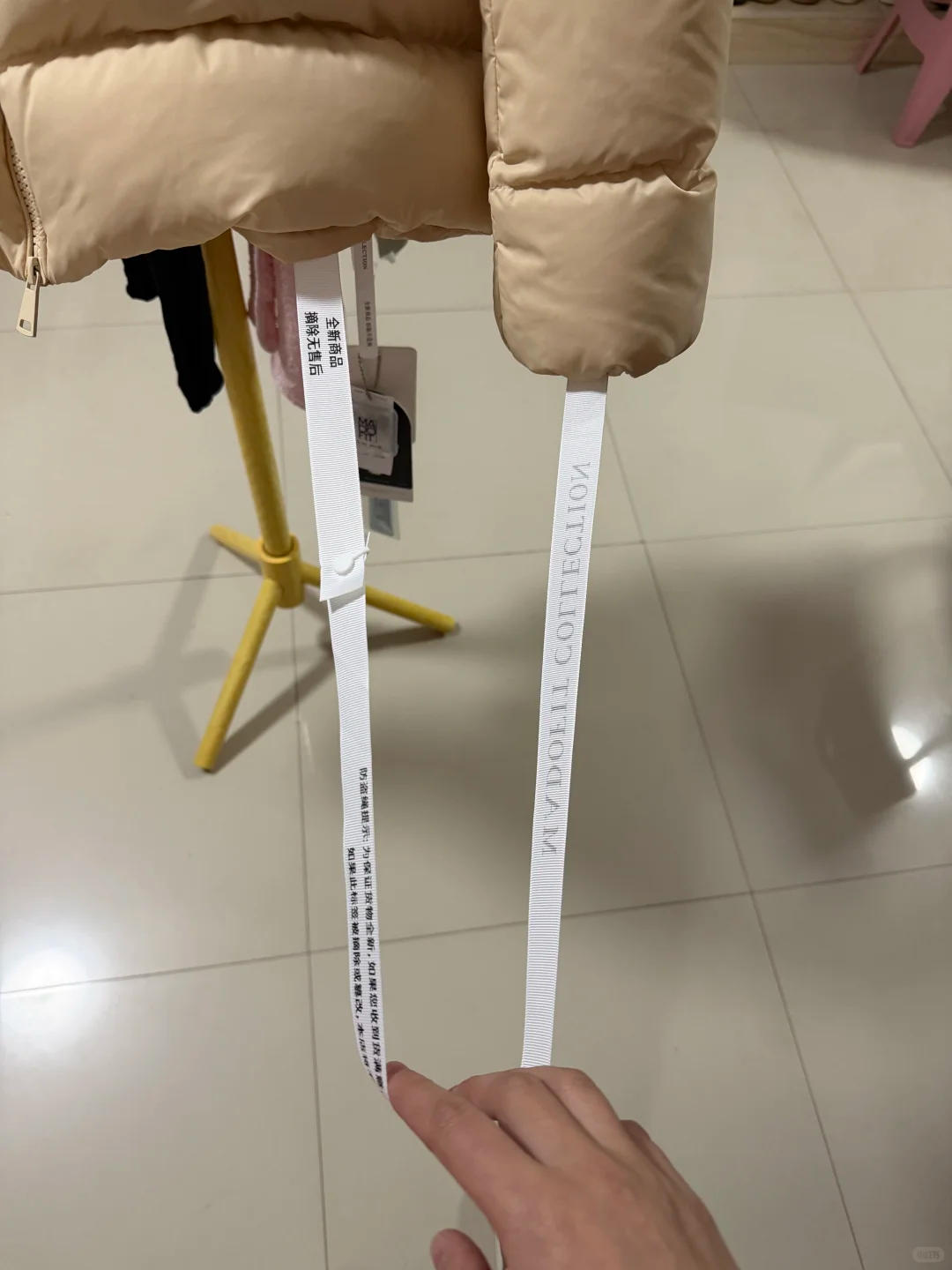 商家防“蹭穿”与恶意退货出新招：继“比脸还大的吊牌”后又推超半米“防盗绳”