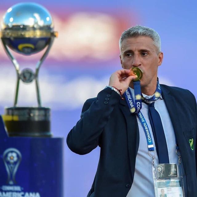 开云入口-率队捧南美杯 克雷斯波拿到执教生涯首个冠军！